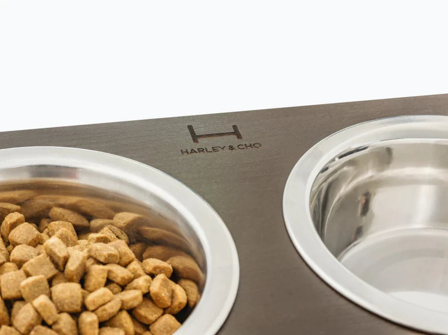 DINNER Hundenapf / Holz Napfständer mit zwei Edelstahlnäpfen für große und riesige Hunde / schwarzer Metallrahmen HARLEY & CHO
