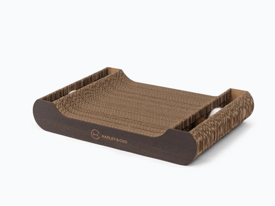 LAY and PLAY Kratzbrett mit vier Wollfilzkugeln / interaktives Katzen Spielzeug / Doppelseitig / Braun HARLEY & CHO