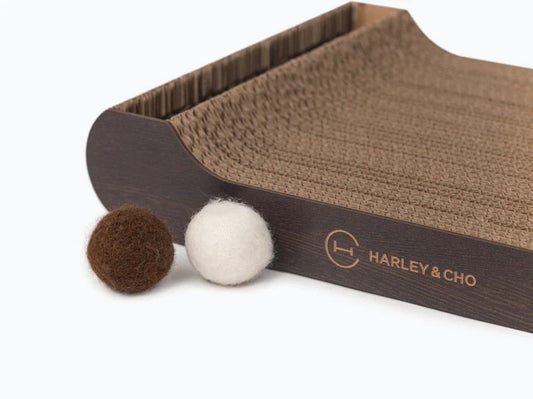 LAY and PLAY Kratzbrett mit vier Wollfilzkugeln / interaktives Katzen Spielzeug / Doppelseitig / Braun HARLEY & CHO