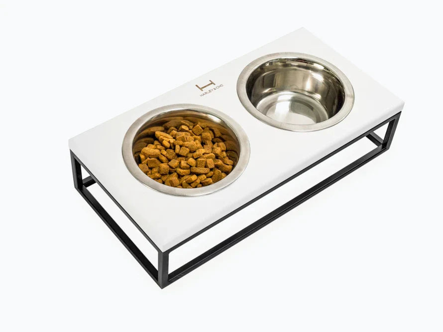 LUNCH BAR Katzennapf / Holz Napfständer mit zwei Edelstahlnäpfen für Katzen / schwarzer Metallrahmen HARLEY & CHO