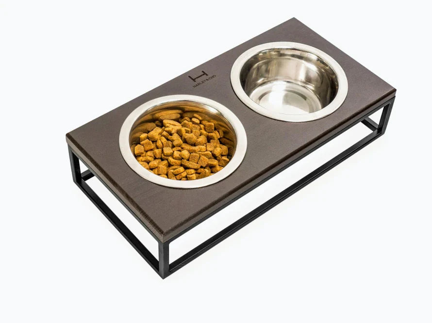 LUNCH BAR Katzennapf / Holz Napfständer mit zwei Edelstahlnäpfen für Katzen / schwarzer Metallrahmen HARLEY & CHO