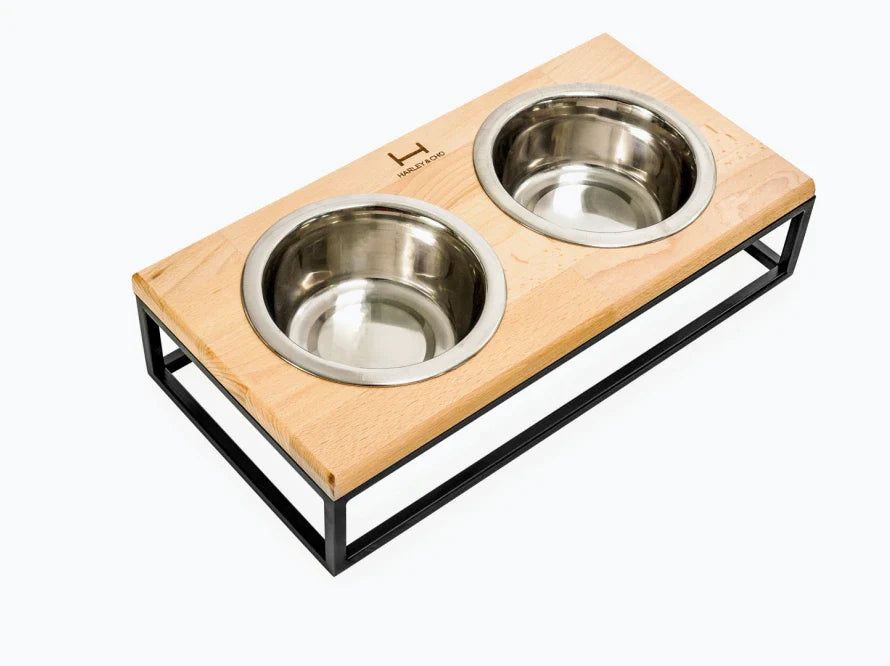 LUNCH BAR Katzennapf / Holz Napfständer mit zwei Edelstahlnäpfen für Katzen / schwarzer Metallrahmen HARLEY & CHO