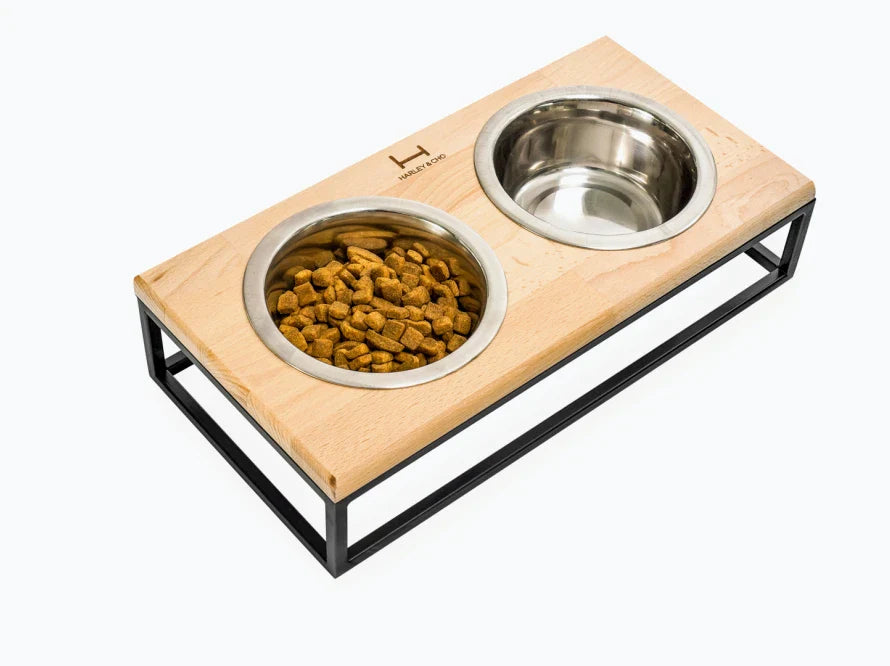 LUNCH BAR Katzennapf / Holz Napfständer mit zwei Edelstahlnäpfen für Katzen / schwarzer Metallrahmen HARLEY & CHO