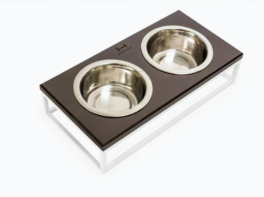 LUNCH BAR Katzennapf / Holz Napfständer mit zwei Edelstahlnäpfen für Katzen / weißer Metallrahmen HARLEY & CHO