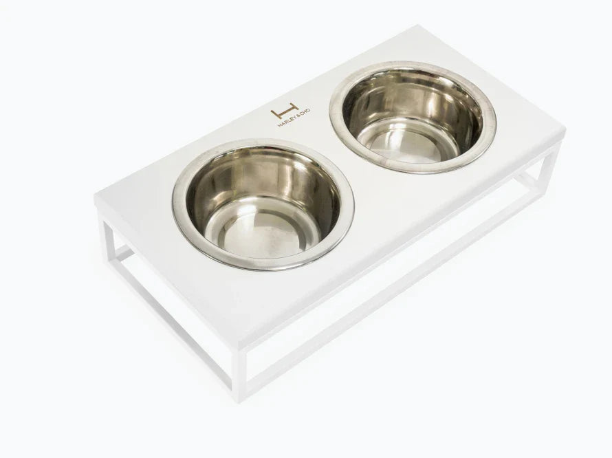 LUNCH BAR Katzennapf / Holz Napfständer mit zwei Edelstahlnäpfen für Katzen / weißer Metallrahmen HARLEY & CHO