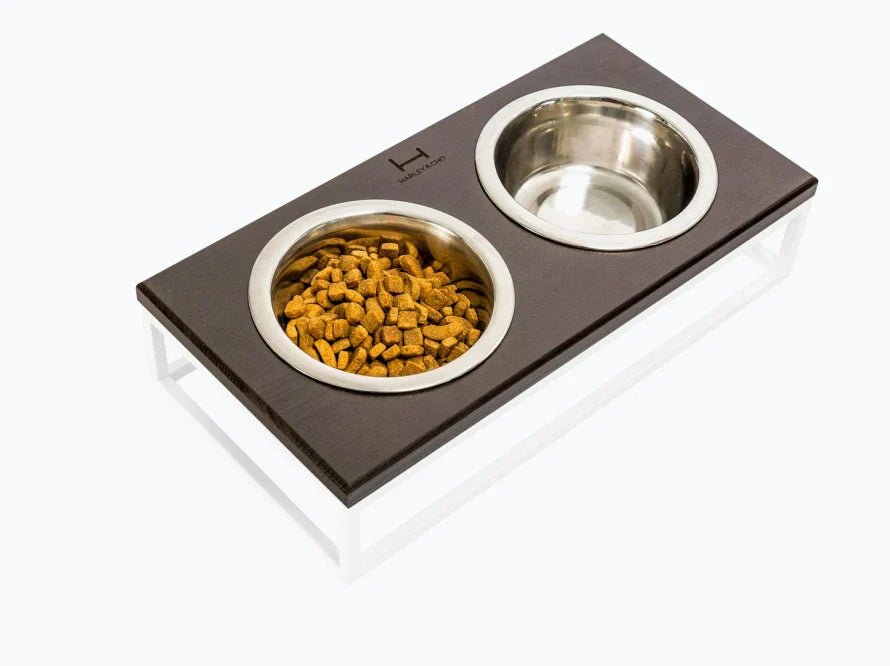 LUNCH BAR Katzennapf / Holz Napfständer mit zwei Edelstahlnäpfen für Katzen / weißer Metallrahmen HARLEY & CHO