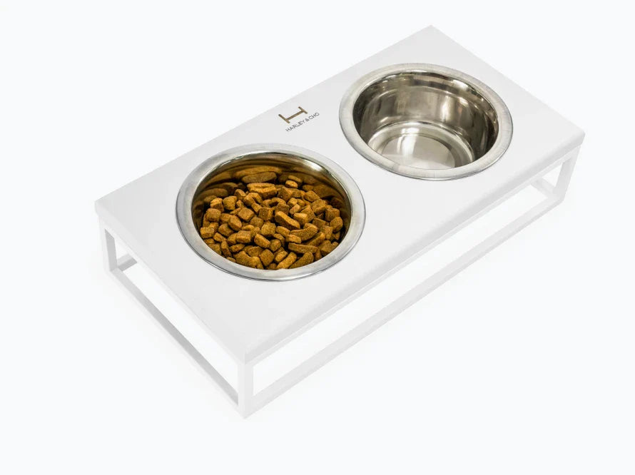 LUNCH BAR Katzennapf / Holz Napfständer mit zwei Edelstahlnäpfen für Katzen / weißer Metallrahmen HARLEY & CHO